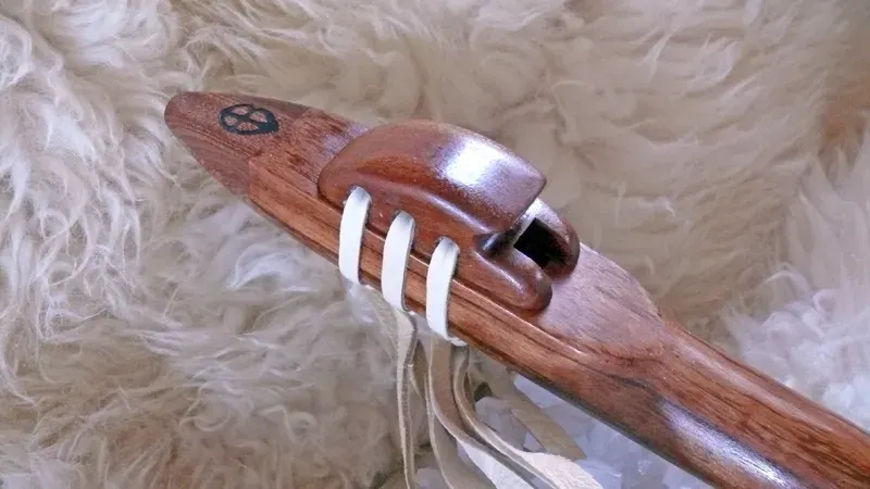Key of E flute of Tiger wood and Sapele wood accents — product photo